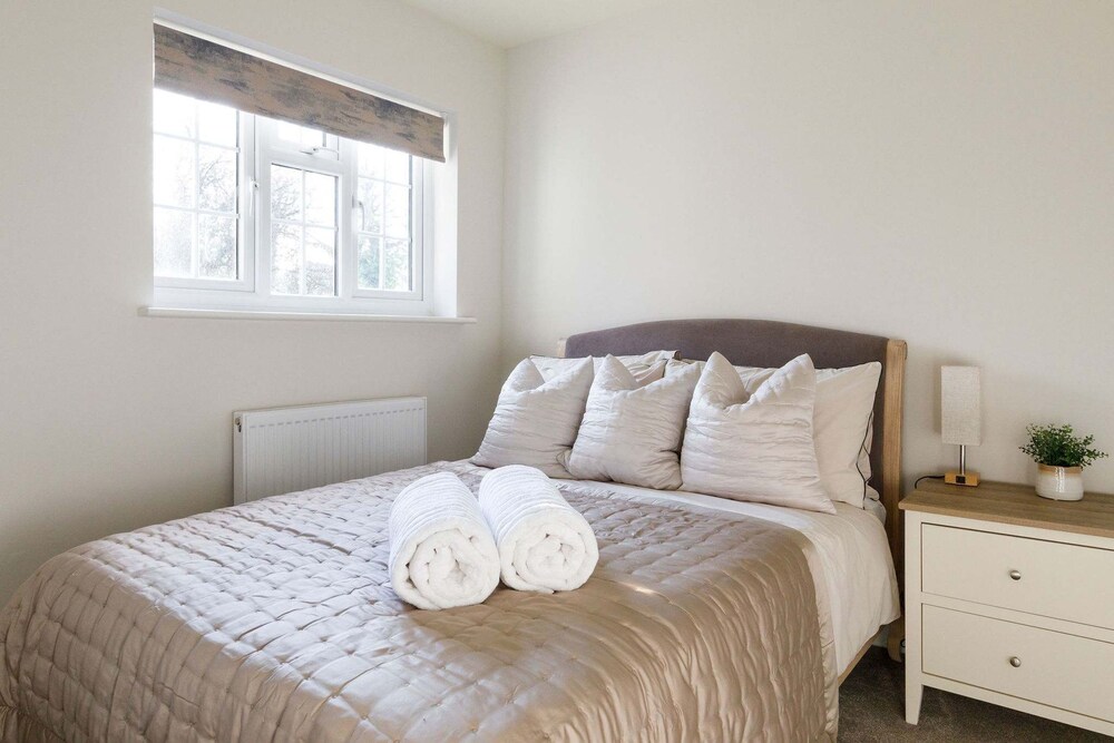 Beautiful 4-bed Close to South Downs Goodwood