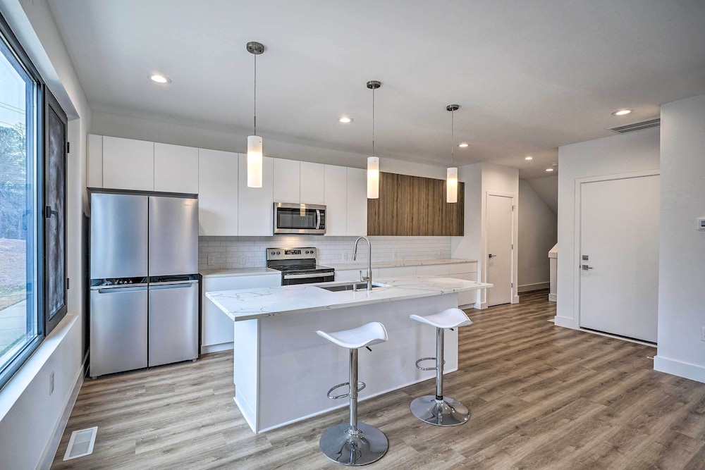 Spacious & Modern Townhome 6 Mi to Duke!