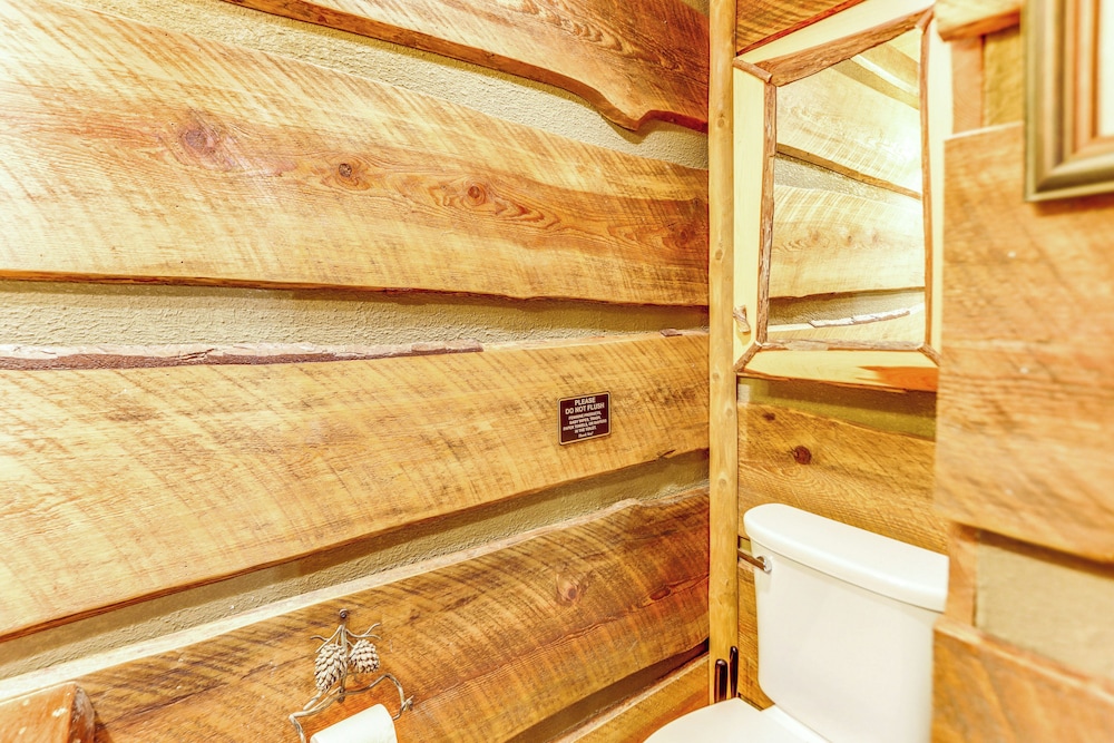 Cozy Ellijay Cabin: Hot Tub, Yard, & Resort Access