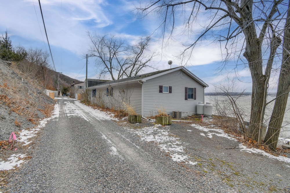 Boat, Grill & Unwind: Lakefront Cayuga Home!