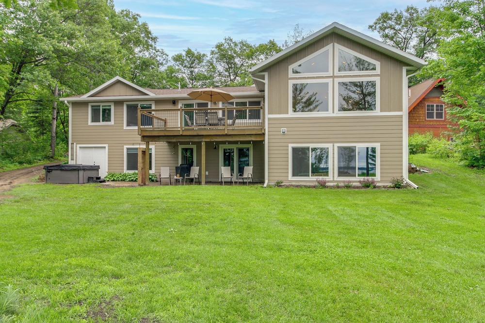 Hot Tub & Game Room: Lakefront Merrifield Retreat!