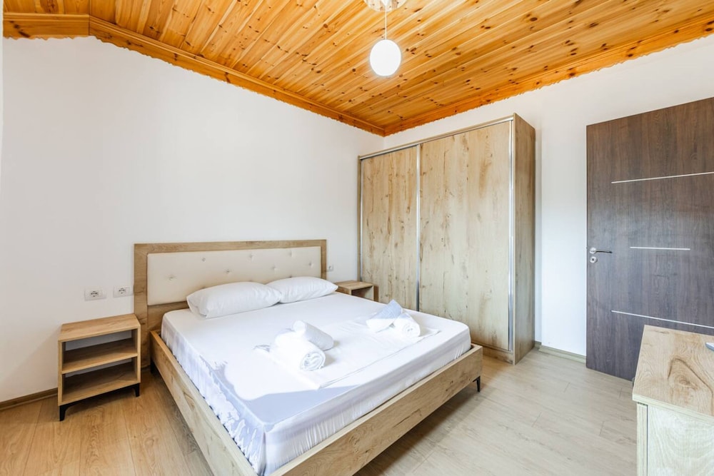 Hillside Apartment Gjirokast r 2