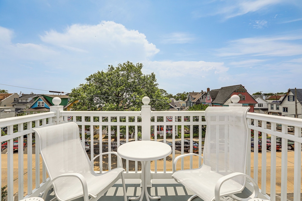 Stroll to Ocean Grove Boardwalk & Beach: Sleek Apt