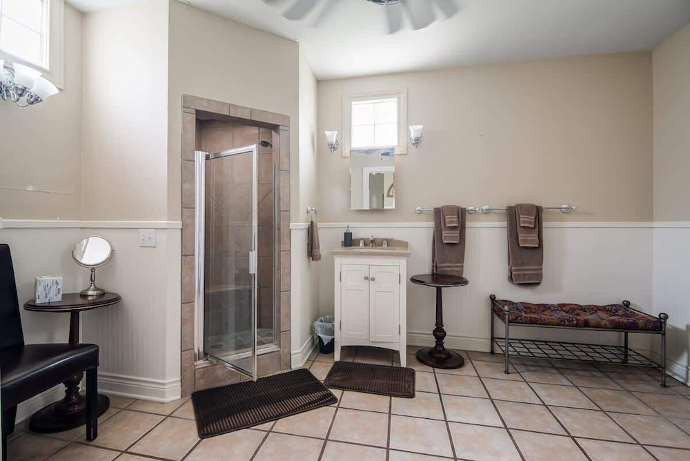 Prime Location-walk to Food, Bars and Wineries!