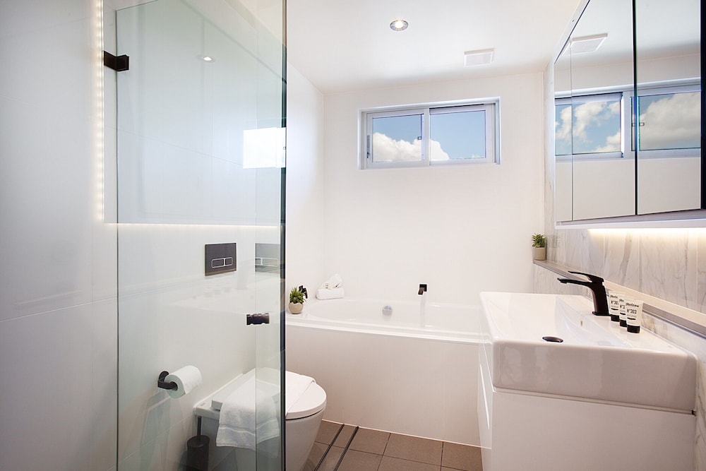 Perfect Located 2-bed With Spacious Balcony & BBQ
