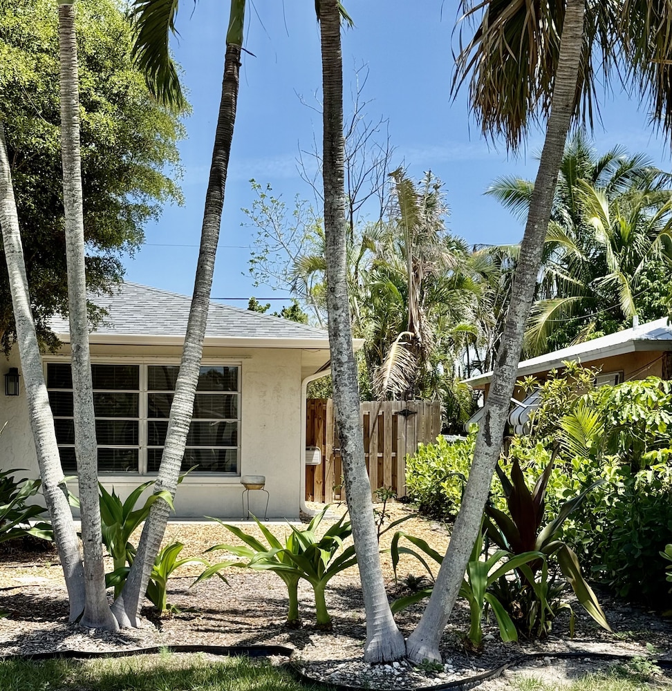 Naples Park Cottage 106th 6 Blocks Off Ocean 2 Bedroom Home