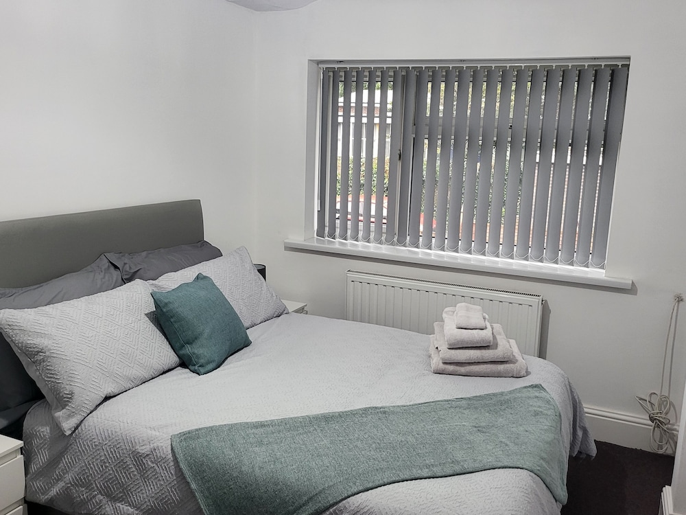 House - Sleeps 6 - Parking - Garden view 4