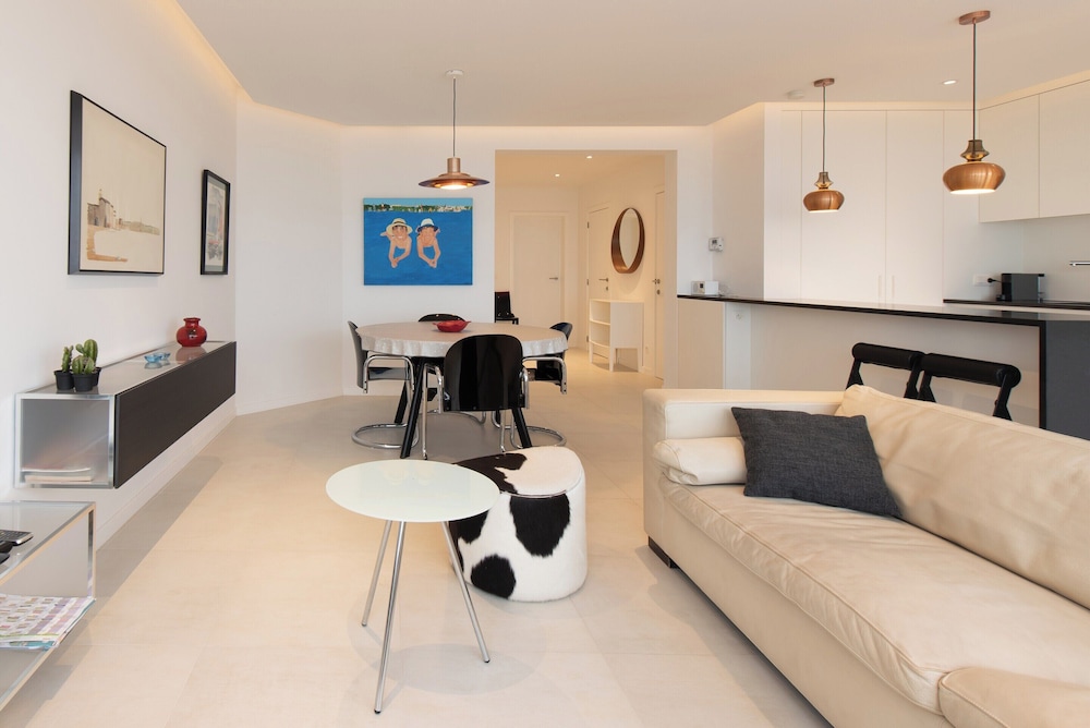 Apartment on Zeedijk With Sea View