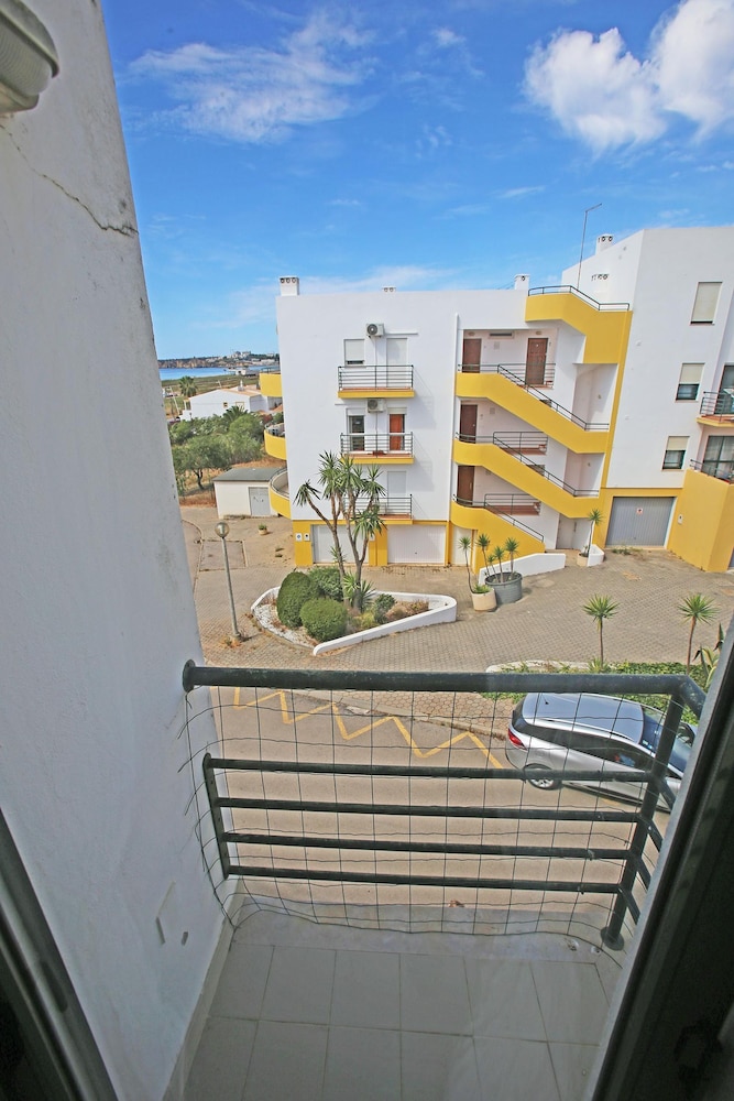 B16 - Sandy Pine Beachfront Flat in Lagos