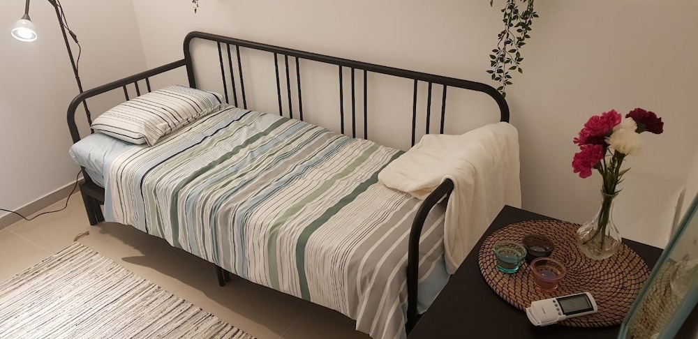Private Bed and Bathroom in Netanya