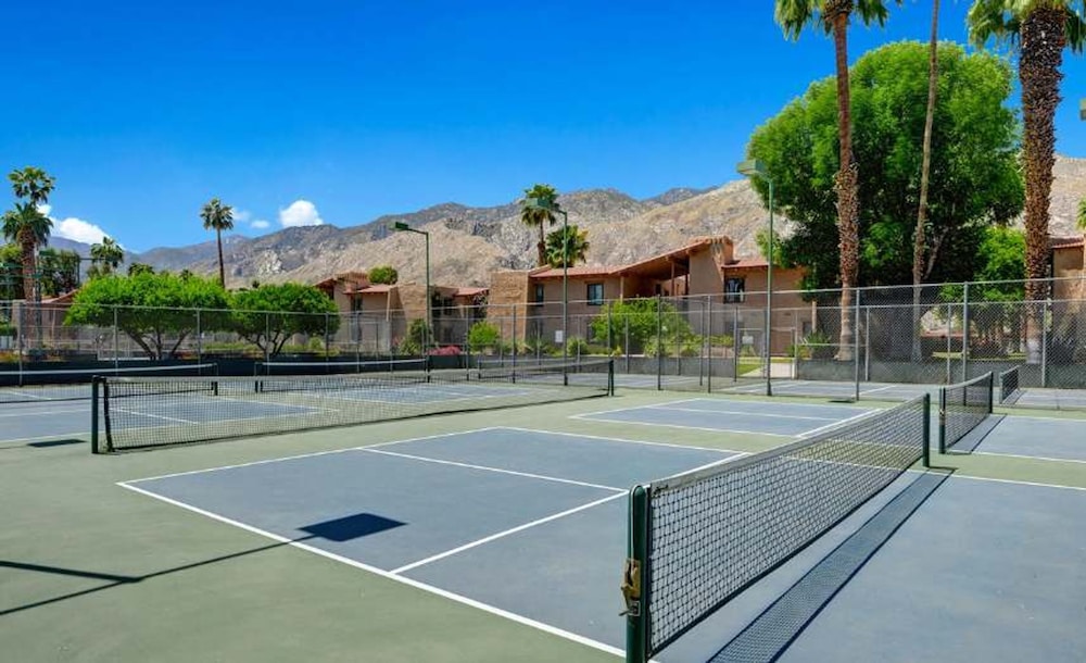 Cozy Condo w Heated Pool 1 Hr to Joshua Tree NP