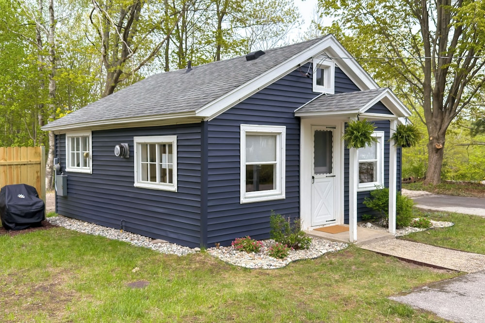 Walk to Beach & Dtwn: Frankfort Cottage w/ BBQ