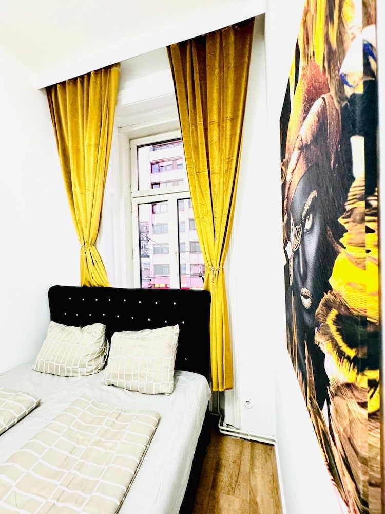 9BR Apt for 18P Walk to Augarten