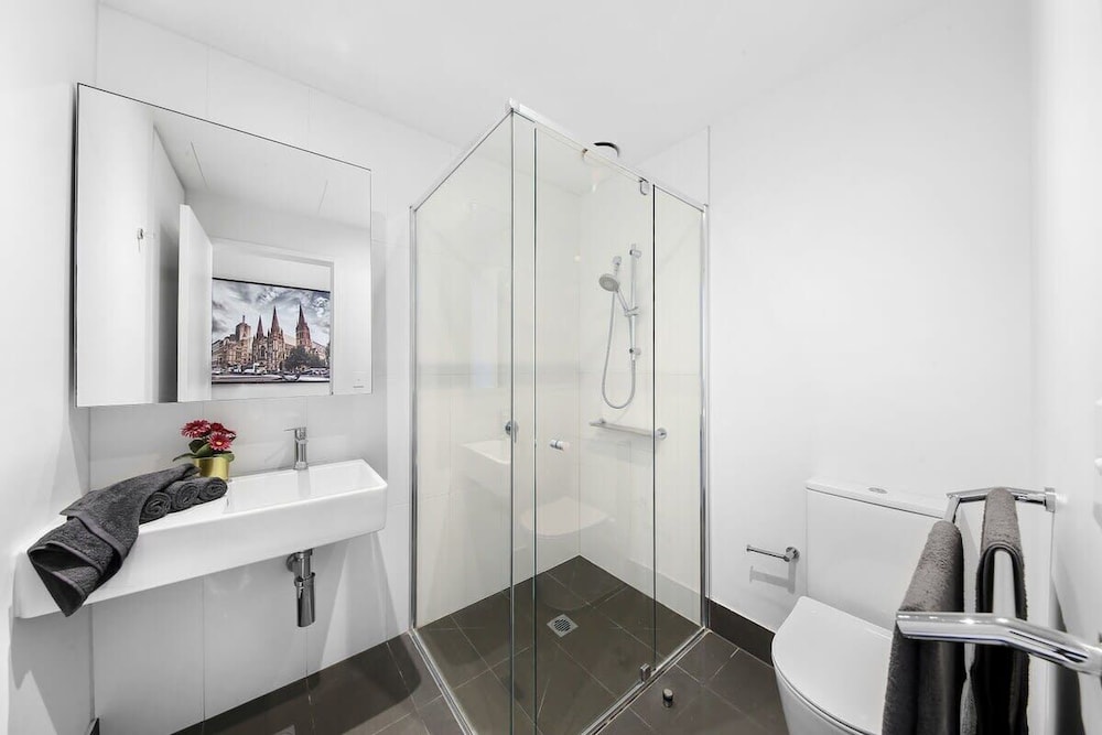 A Stylish 2BR Apt With City Views in Southbank