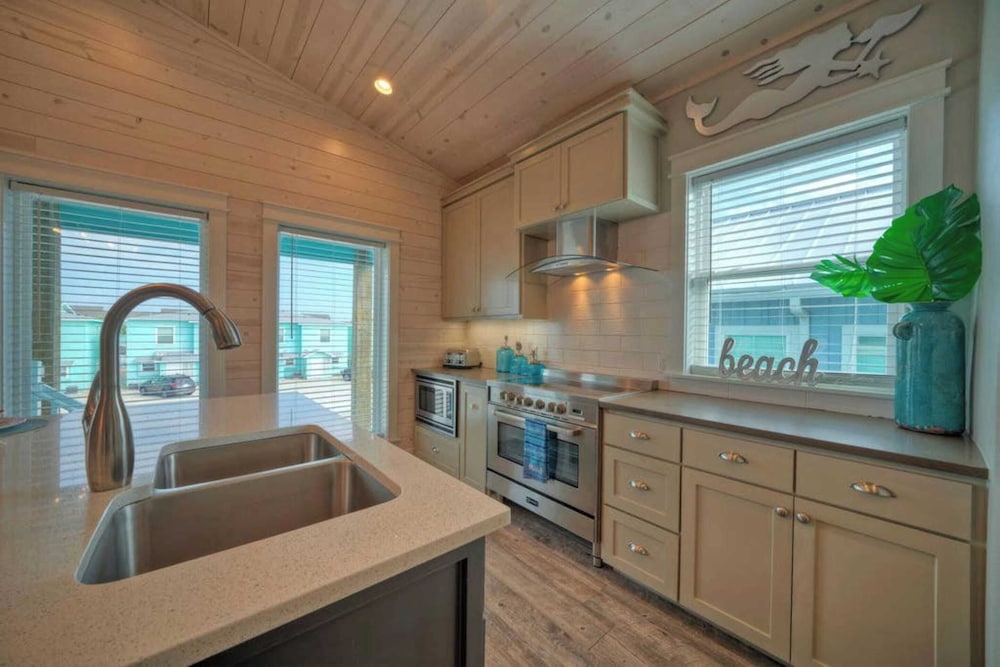 Sleeps 21, 2 Homes 2 Private Pools, Fire Pit, Swing Bar Walk to the Beach