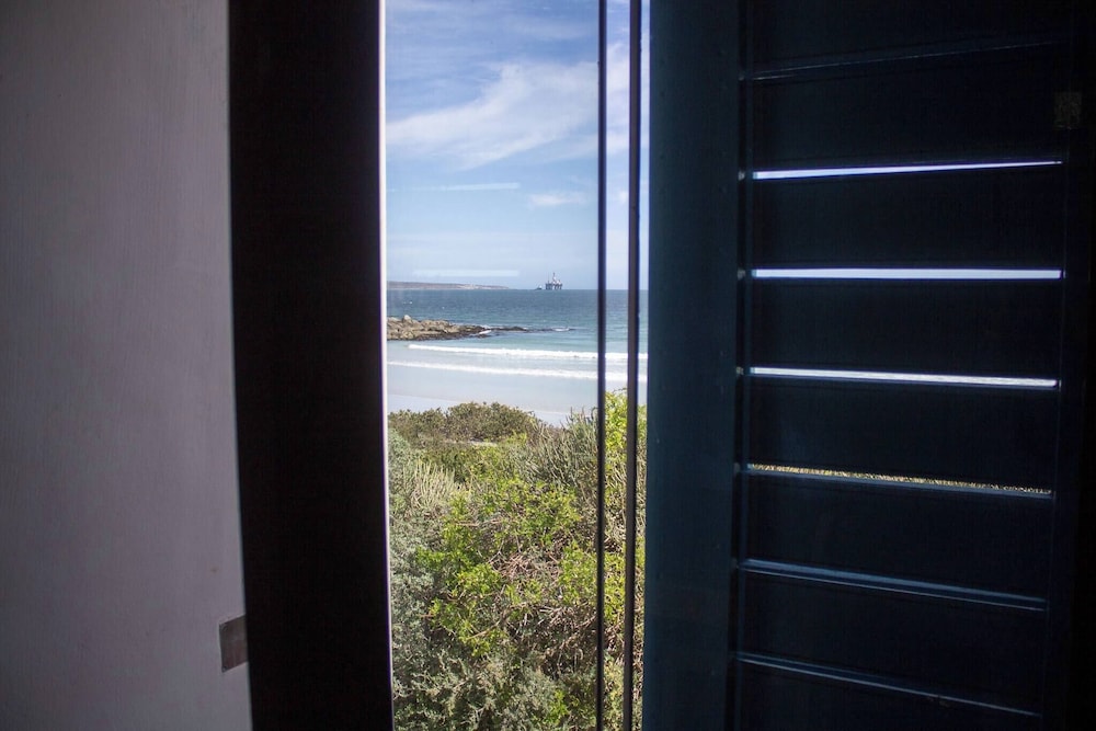 Paradys Oceanfront Submarine-style Holiday Home in Langebaan
