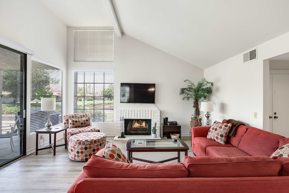 Spacious Single-story Condo With Golf Course Views
