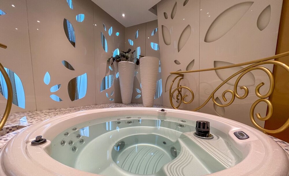 LUX Lavish Suite with Full Marina View 4