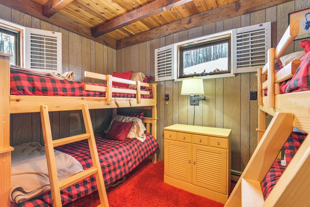 2 Mi to Schuss Mountain: Cozy Cabin w/ Deck