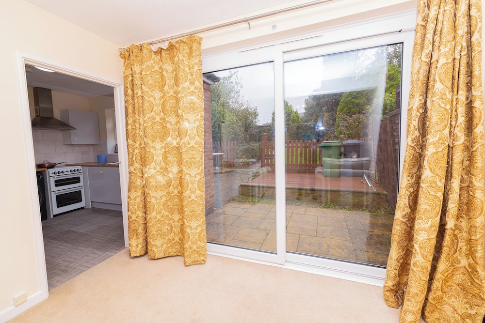 3 Bed - Sleeps 4 - Free Parking - Private Garden