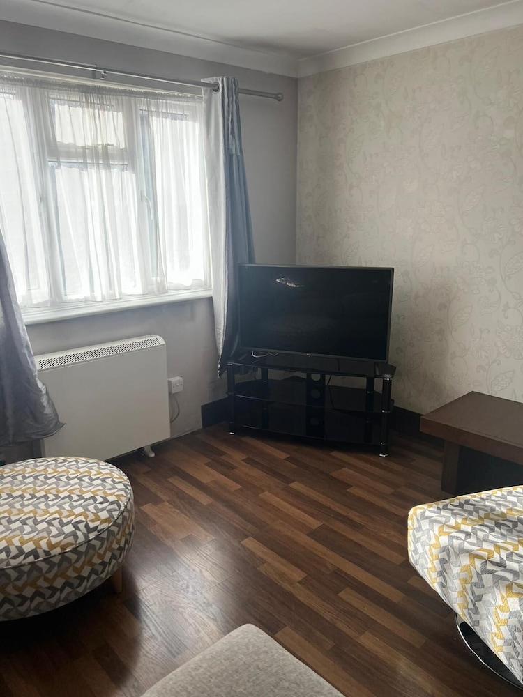 Beautiful 2-bed House in Grays view 3