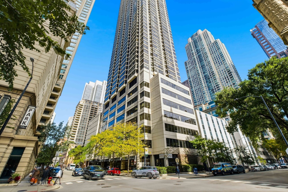 2bd River North Million Dollar Views! Parking Incl 2 Bedroom Condo
