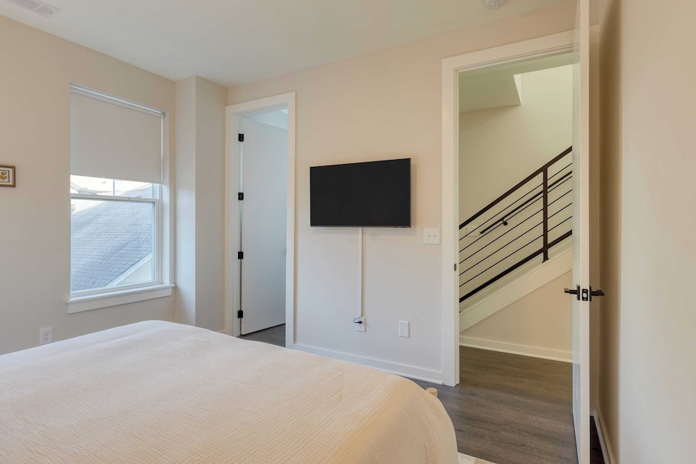 2 New Townhomes w/ Balcony, Mins to Broadway, Sleeps 16 98 Degrees & The Stage