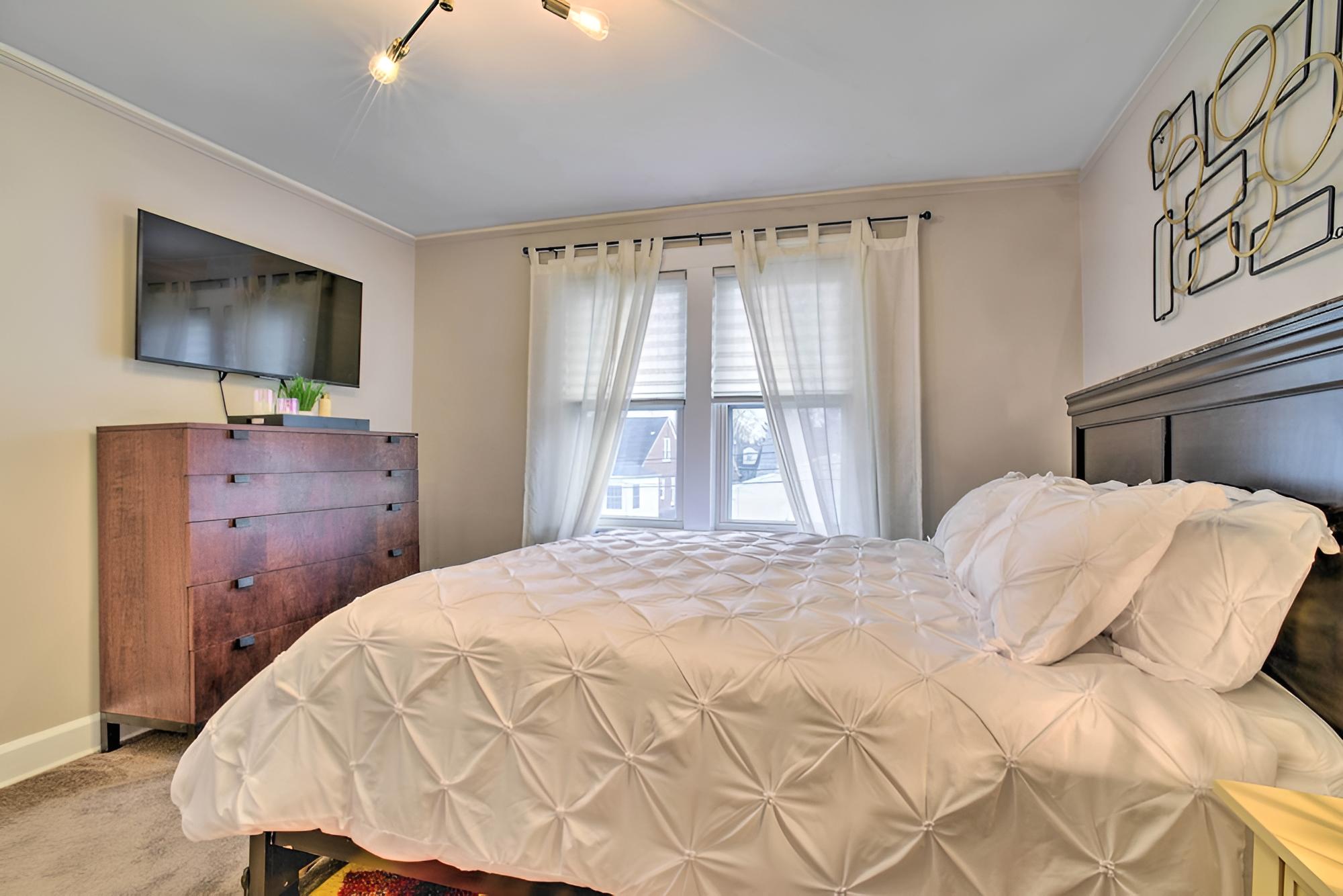Inviting Royal Oak Abode, 16 Mi to Detroit! view 3