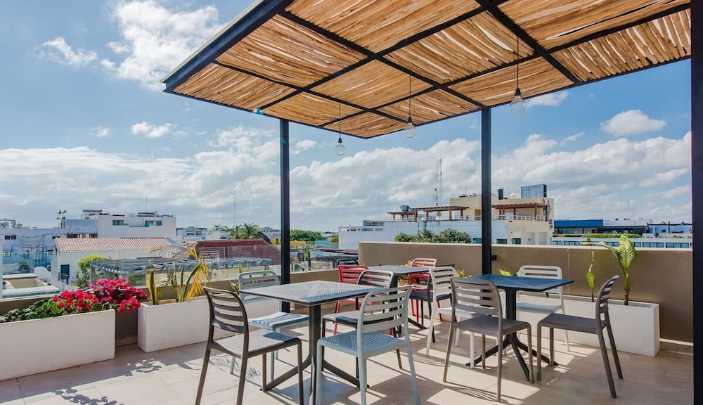 1 Rec Steps From the Beach Rooftop Pool