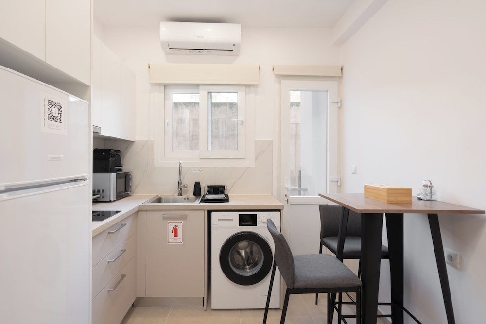 15 Minutes Walk to Acropolis, Minimalist Studio