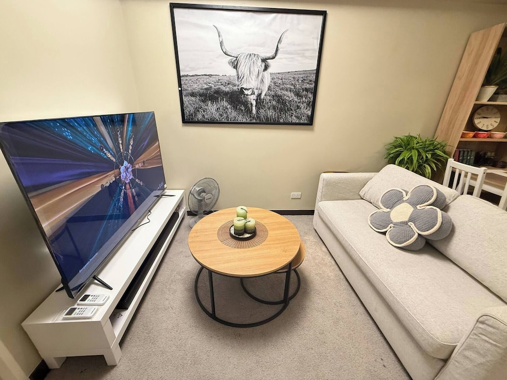 Aesthetic Cozy Apartment Condo With Pool Balcony & Deck