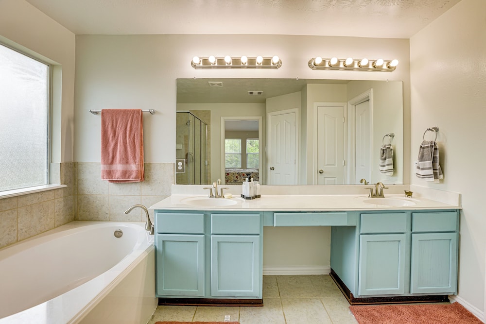 Group-ready Getaway in North Houston!