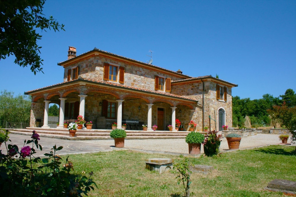 Stunning private villa for 8 guests with private pool, WIFI, TV, terrace, pets allowed and parking