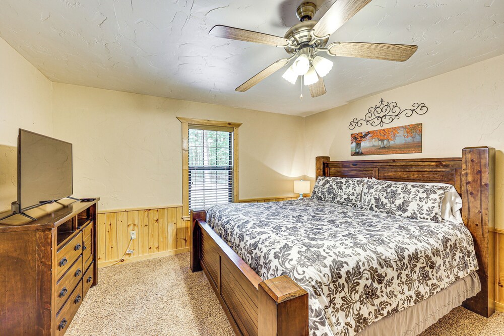 < 3 Mi to Broken Bow Lake: Hot Tub Haven!