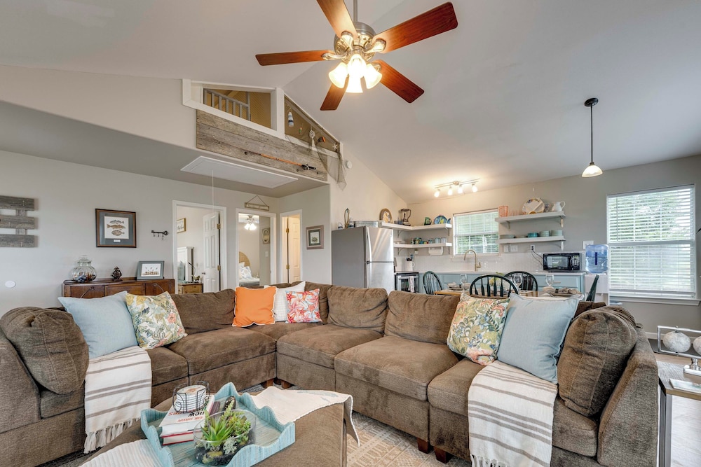 Fish & Boat: Home w/ Spacious Yard in Seadrift