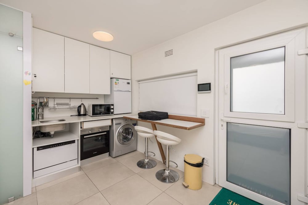 Bright and Adorable Studio in Vredehoek view 4