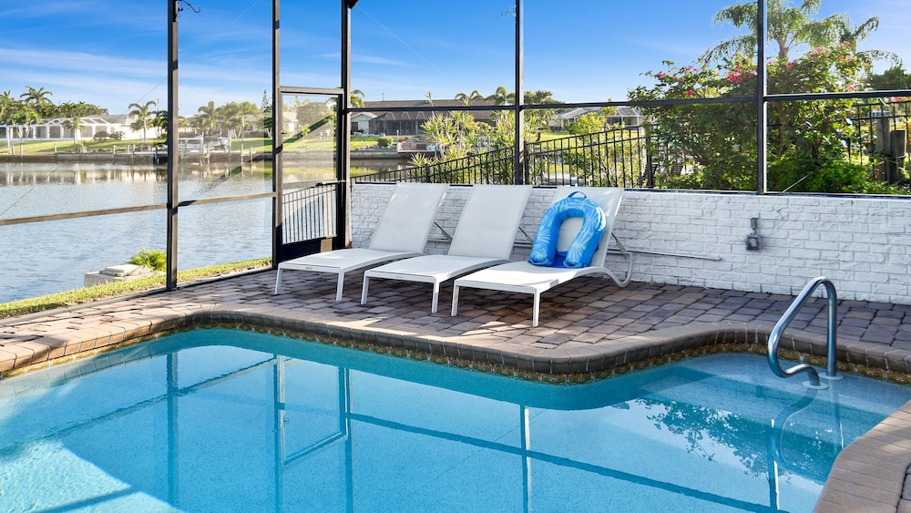 Amazing - 4 Bed Billiard Table Luxury Canal Pool