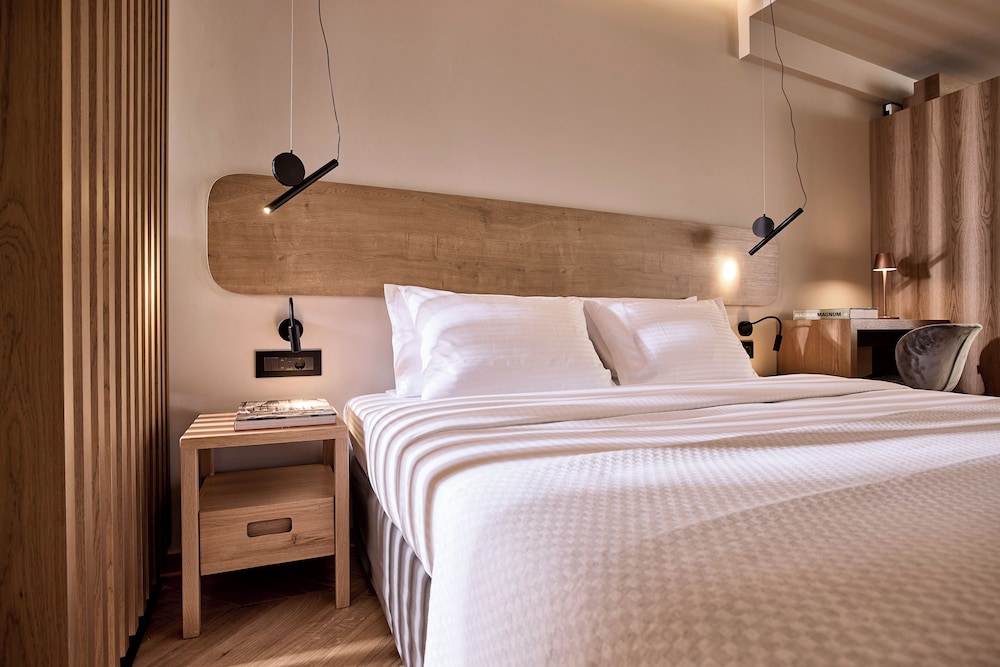 Cama Luxury Suites Kavouri