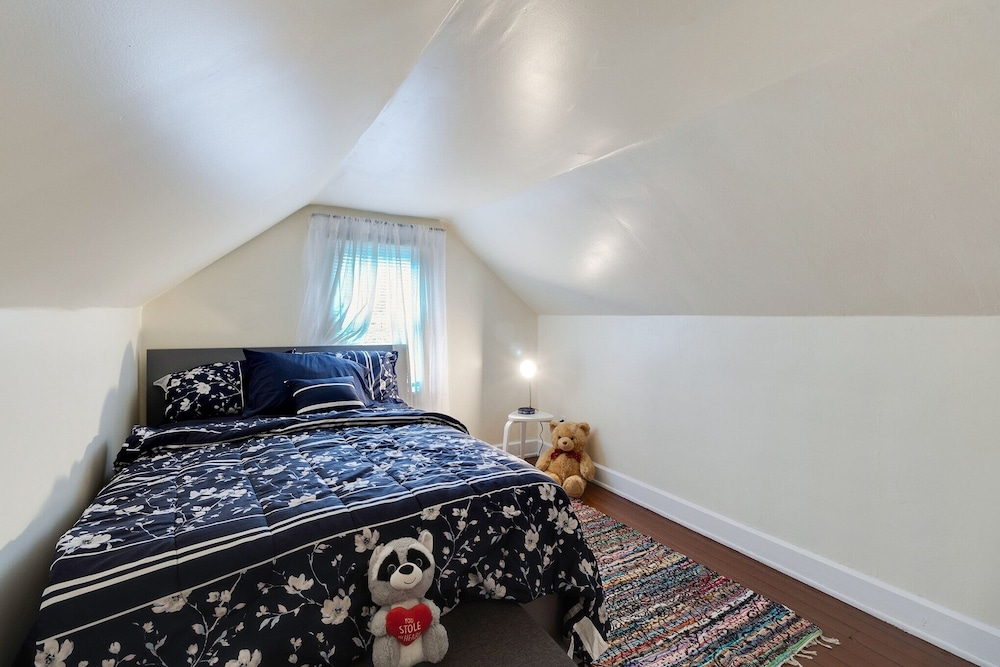 Centrally Located Apt Near Uc, Hospital And Zoo! 1 Bedroom Apts by Redawning view 3