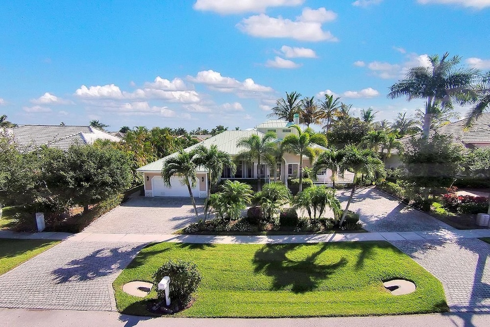 BRF335 3 Bedroom Holiday Home by Marco Naples Vacation Homes