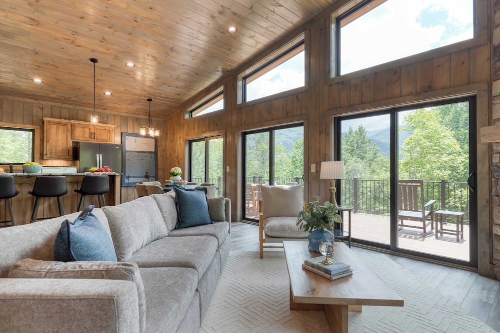 Luxe Cabin w/ Hot Tub, Views & Game Room Sleeps 10 Do Good Holler by Avantstay
