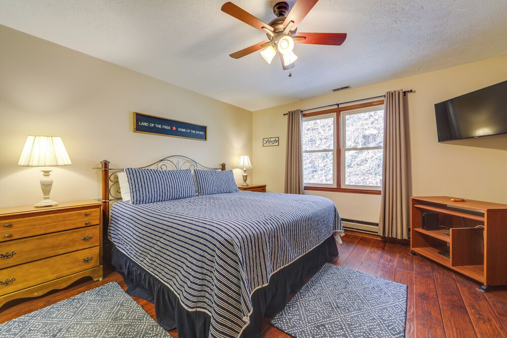 Walk to Golf Course, Mtn-view Maggie Valley Duplex
