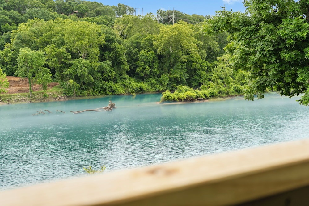 On Lake Time Taneycomo - Amazing Views view 4