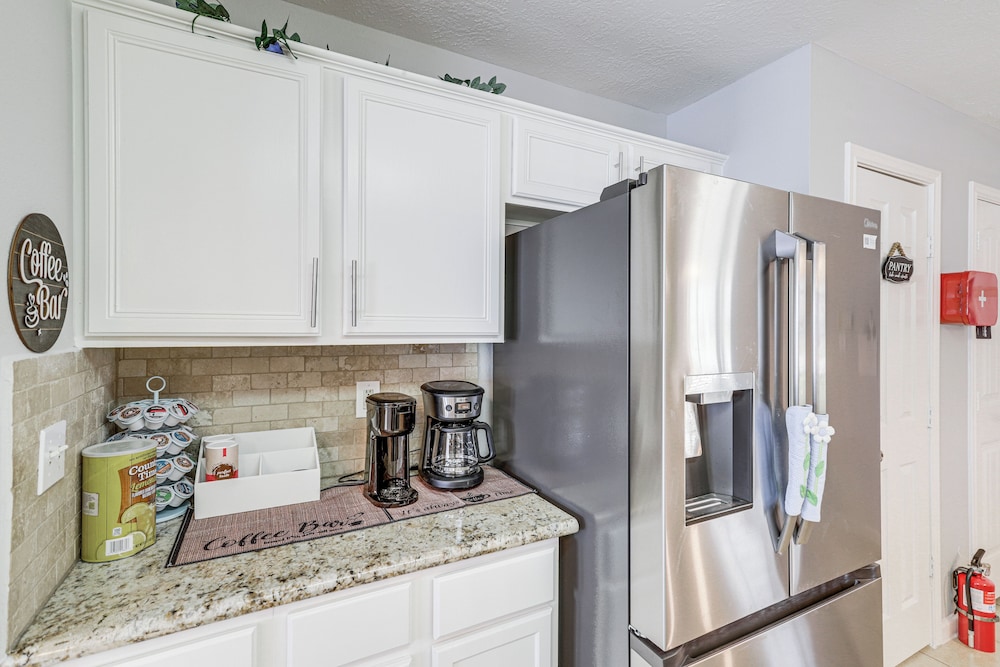 Swim & Unwind: Pet-friendly Home in Spring!