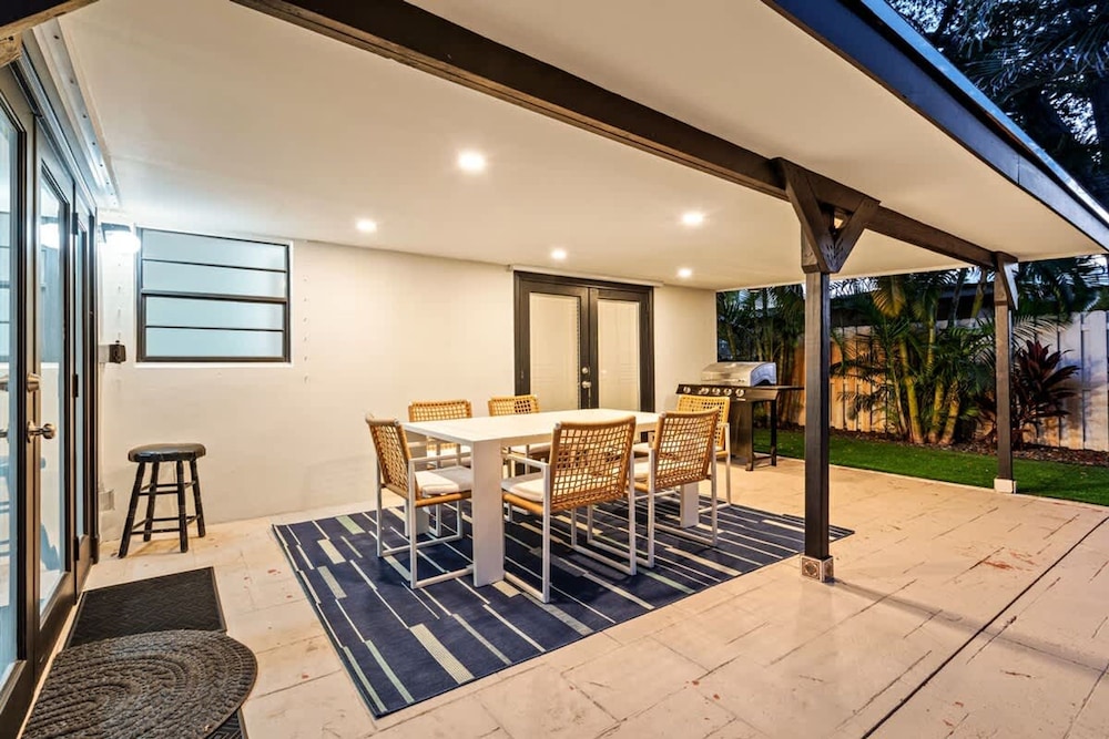 Tropical Getaway Heated Pool Patio Retreat