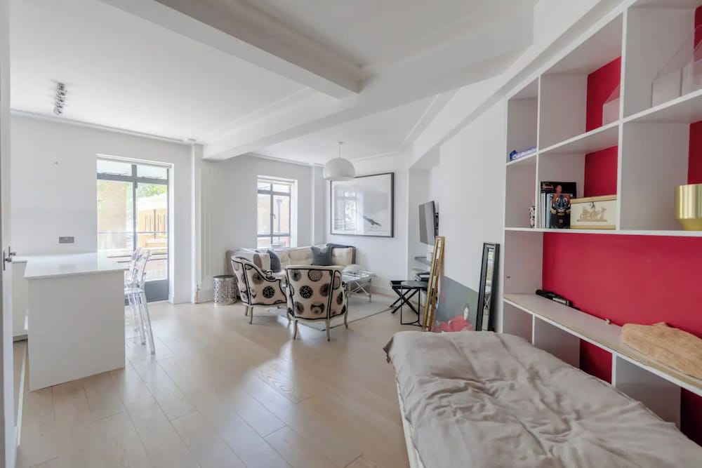 Sleek & Stylish 1BD Flat w/ Balcony - Kings Road