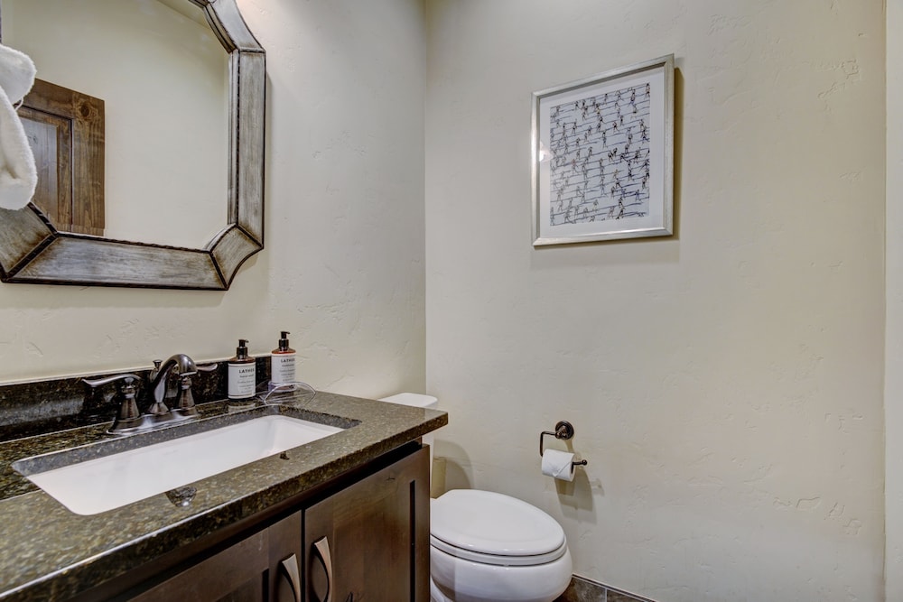 Luxury Home - Sleeps 10 - Fireplace & Mountain View 3 Bedroom Condo