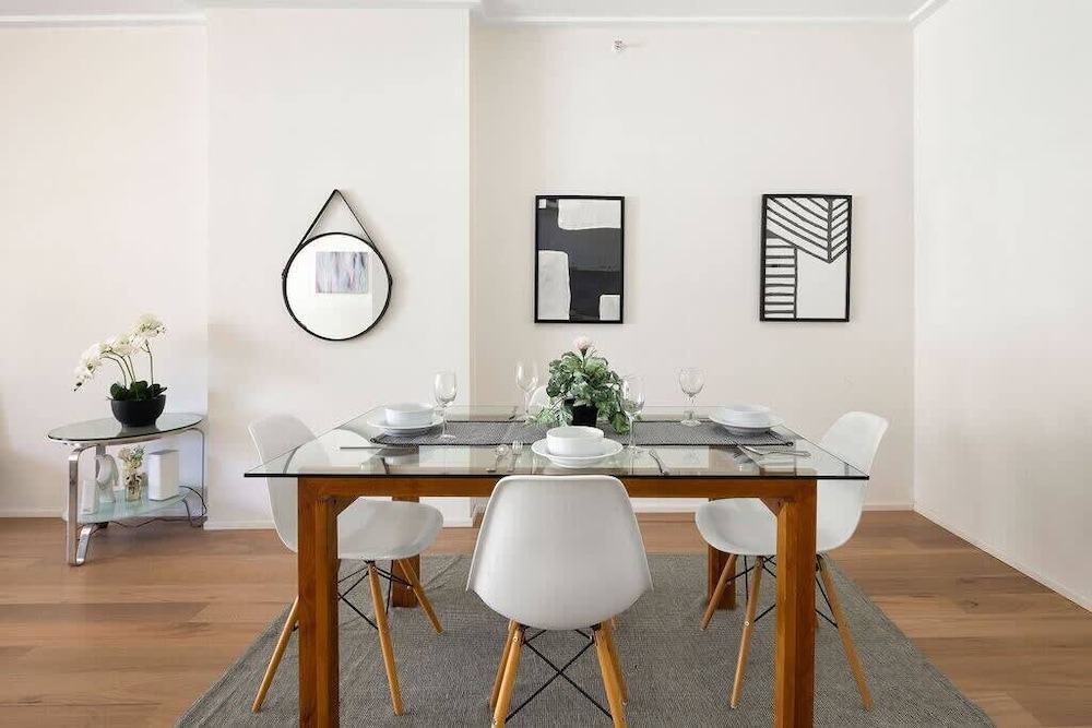A Stylish & Bright Suite Next to Darling Harbour