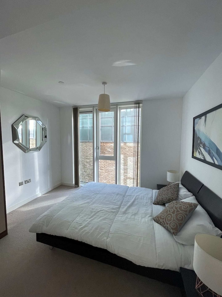 Exquisite 2BD Flat w/ Balcony, Shoreditch!