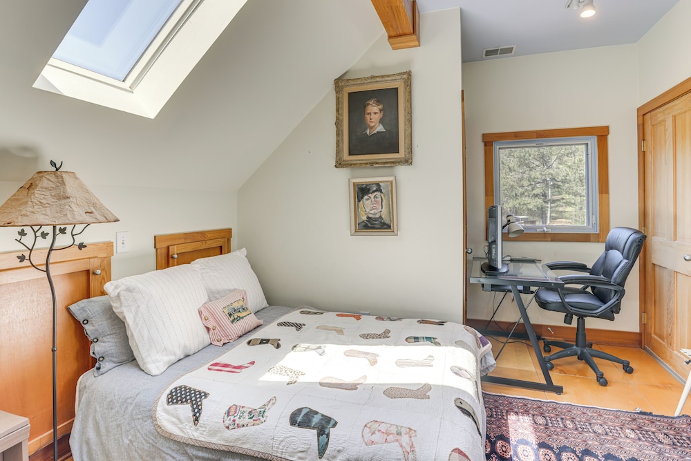 2 Docks + Paddleboard: Lakefront Alabama Retreat!